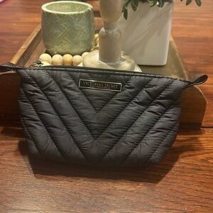 💥 2/$10 Victoria’s Secret Small Quilted puffer cosmetic pouch travel organizer